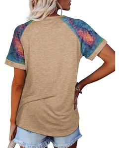 Vue arrière d'un t-shirt beige pour femme avec manches courtes raglan multicolores
