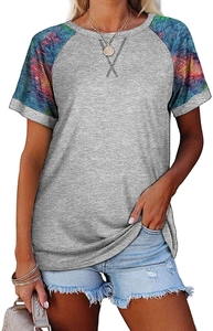 Détails des manches raglan tie-dye et des coutures en X sur un t-shirt d'été gris