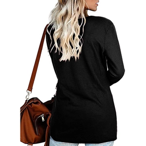 Rückansicht eines schwarzen Damen-Langarmshirts aus Waffelstrick mit Rundhalsausschnitt