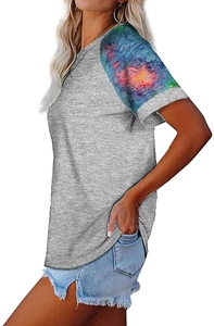 Détail d'un t-shirt gris à manches raglan ornées de motifs abstraits de peinture à l'huile
