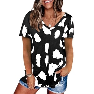 Damen Sommer T-Shirt mit V-Ausschnitt, schwarz-weißem Abstraktmuster und lockerer Passform