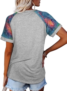 Vue arrière d'un t-shirt à manches raglan avec corps gris et manches à imprimé étoilé