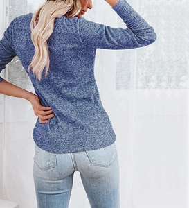 Vue arrière d'un haut en tricot bleu à manches longues avec tissu chiné et un jean denim