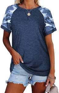 Détail des manches raglan avec imprimé camouflage bleu sur un t-shirt gris foncé