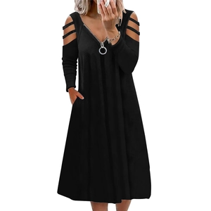 Dettaglio vestito nero a maniche lunghe con scollo a V, zip e cut-out su spalle
