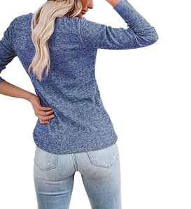 Gros plan sur la maille chinée bleue et la poche arrière usée du jean slim ajusté