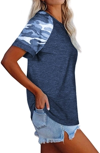 Détail d'un t-shirt à manches courtes avec manches raglan camouflage et corps chiné bleu