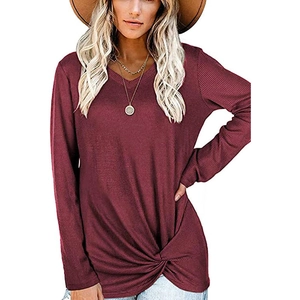 Detail von Waffelstrick und modischem Knoten an burgunderrotem V-Ausschnitt Langarmshirt