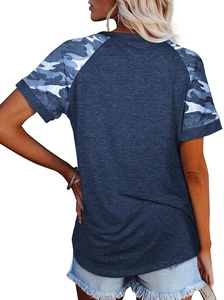 Vue arrière d'un t-shirt marine avec manches raglan camouflage et ourlet arrondi