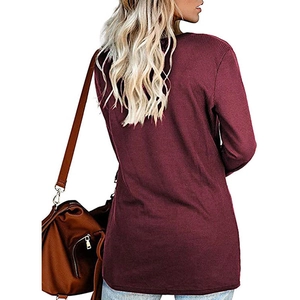 Detailansicht der weinroten Waffelstrick-Textur am Langarmshirt mit lockerem Schnitt
