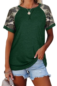 Détail d'un t-shirt vert foncé avec manches raglan camouflage et col rond à surpiqûre X