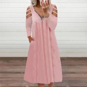 Abito rosa con spalle scoperte e scollo a V con cerniera e tasche laterali per stile casual