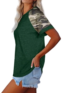 Vue détaillée du t-shirt vert foncé avec manches raglan camouflage et style décontracté