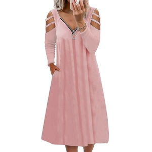 Dettaglio di un abito rosa a maniche lunghe con scollo a V zip e design a intaglio