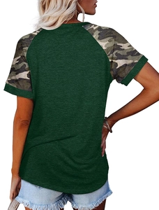 Détail des manches raglan à imprimé camouflage jungle sur un t-shirt vert foncé