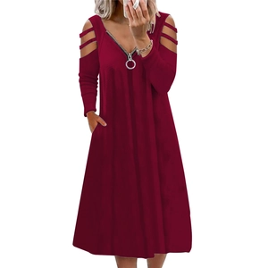 Dettaglio di un abito rosso scuro con scollo a V a zip e spalle scoperte con ritagli moda