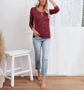 Gros plan détaillé sur les boutons et la maille chinée bordeaux d'un t-shirt Henley femme