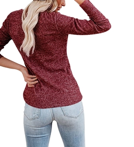 Vue arrière d'un t-shirt à manches longues en tricot bordeaux chiné avec un jean