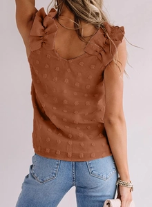 Détail du haut sans manches en mousseline marron caramel avec pois jacquard et épaules volantées