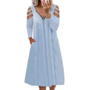Abito midi a costine azzurro con scollo a V a zip e spalle scoperte con intagli