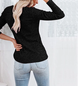 Détail d'un t-shirt noir ajusté à manches longues en maille côtelée pour femmes