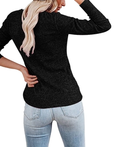 Détail du t-shirt noir en maille côtelée montrant la coupe dos et côté sur le mannequin