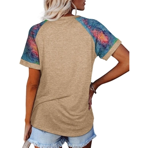 T-shirt femme col rond kaki avec manches courtes raglan imprimé galaxie colorée