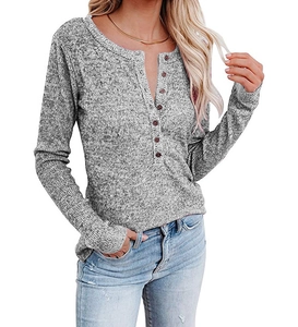 Détail du col Henley gris chiné avec boutons décoratifs en bois sur t-shirt à manches longues