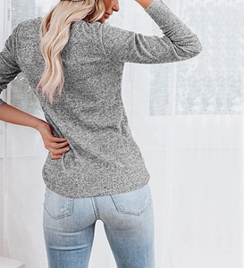 Haut ajusté à manches longues en tricot gris chiné avec col rond vue de dos