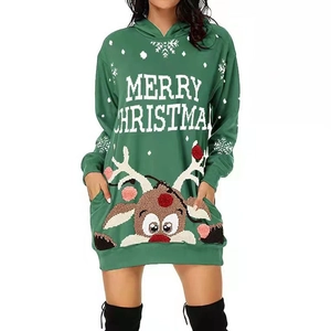 Dames kerst hoodie jurk in bosgroen met rendierprint en Merry Christmas tekst op de voorkant