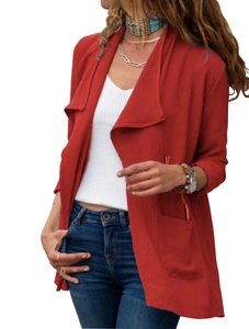 Détail d'un manteau long rouge rouille décontracté avec grands revers et poches avant