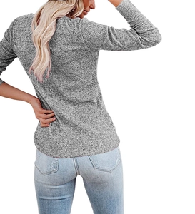 Vue de dos d'un haut en tricot gris à manches longues pour femmes, coupe ajustée