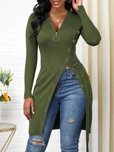 Détail du haut en maille côtelée vert armée avec col en V zippé et anneaux métalliques décoratifs