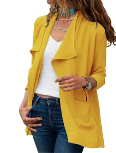 Détail du gilet long jaune présentant un tissu texturé et des poches latérales utiles