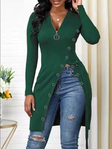 Détail du haut en tricot vert foncé à col en V avec zip annulaire et fente latérale