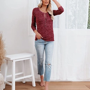 T-shirt femme bordeaux à manches longues avec col Henley boutonné et coupe ajustée