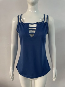 Détail du caraco bleu marine moulant avec découpes au col et double bretelles pour femmes