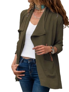 Détail d'un trench-coat vert armée à manches longues avec poches latérales et tissu texturé