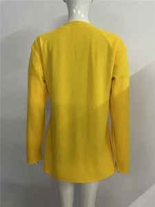 Détail du dos de la veste jaune en maille gaufrée à manches longues sur mannequin