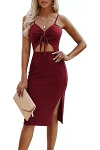 Detail eines weinroten Bodycon-Kleides mit Schnürung an der Brust und Seitenschlitz
