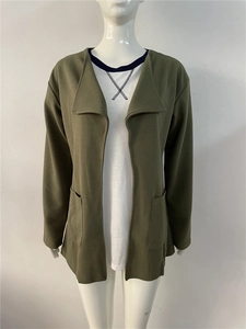 Détail du coupe-vent vert armée texturé avec de larges revers et de grandes poches plaquées