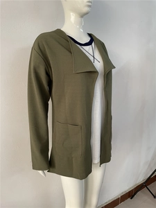 Détail d'un cardigan vert olive à manches longues avec tissu texturé et grands revers