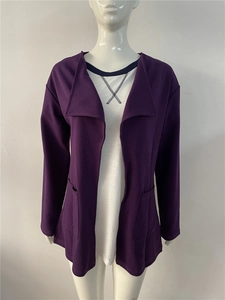 Détail du trench-coat violet avec col à revers, tissu texturé et grandes poches latérales