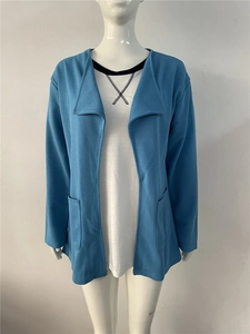 Détail du trench-coat bleu ciel avec revers larges et grandes poches carrées