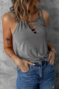 Détail d'un débardeur sans manches gris foncé avec encolure ajourée design unique