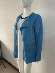 Détail du cardigan bleu texturé avec poches plaquées sur un t-shirt blanc pour femmes