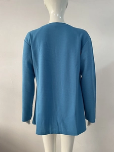 Vue arrière du trench-coat bleu à manches longues avec texture sergée de qualité