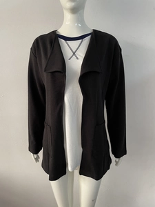 Vue détaillée du cardigan long noir pour femme avec revers larges et grandes poches avant