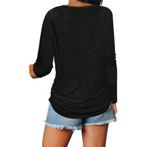 Vue arrière d'un t-shirt noir à manches longues raglan avec un ourlet incurvé à volants