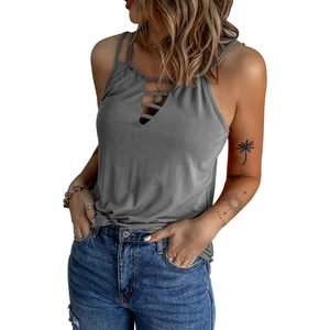 Débardeur gris pour femme avec encolure ajourée et bretelles croisées tendance